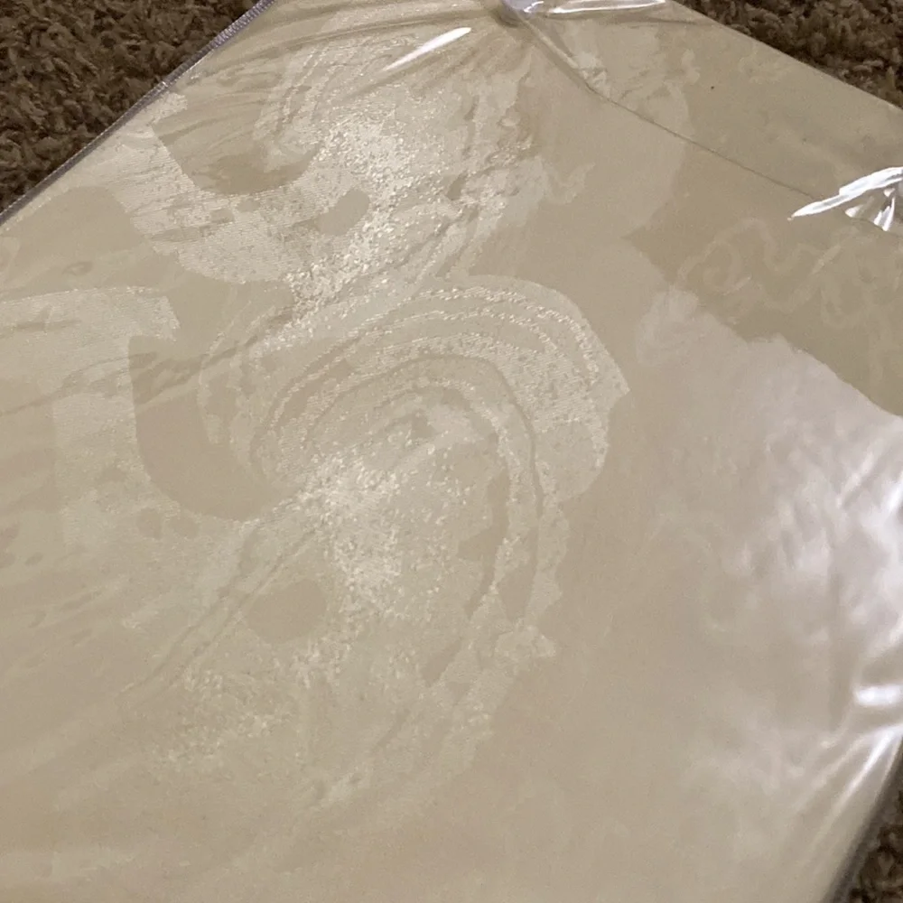 Miss Ying flat sheets and 2 pillow shams - Picture 6 of 6